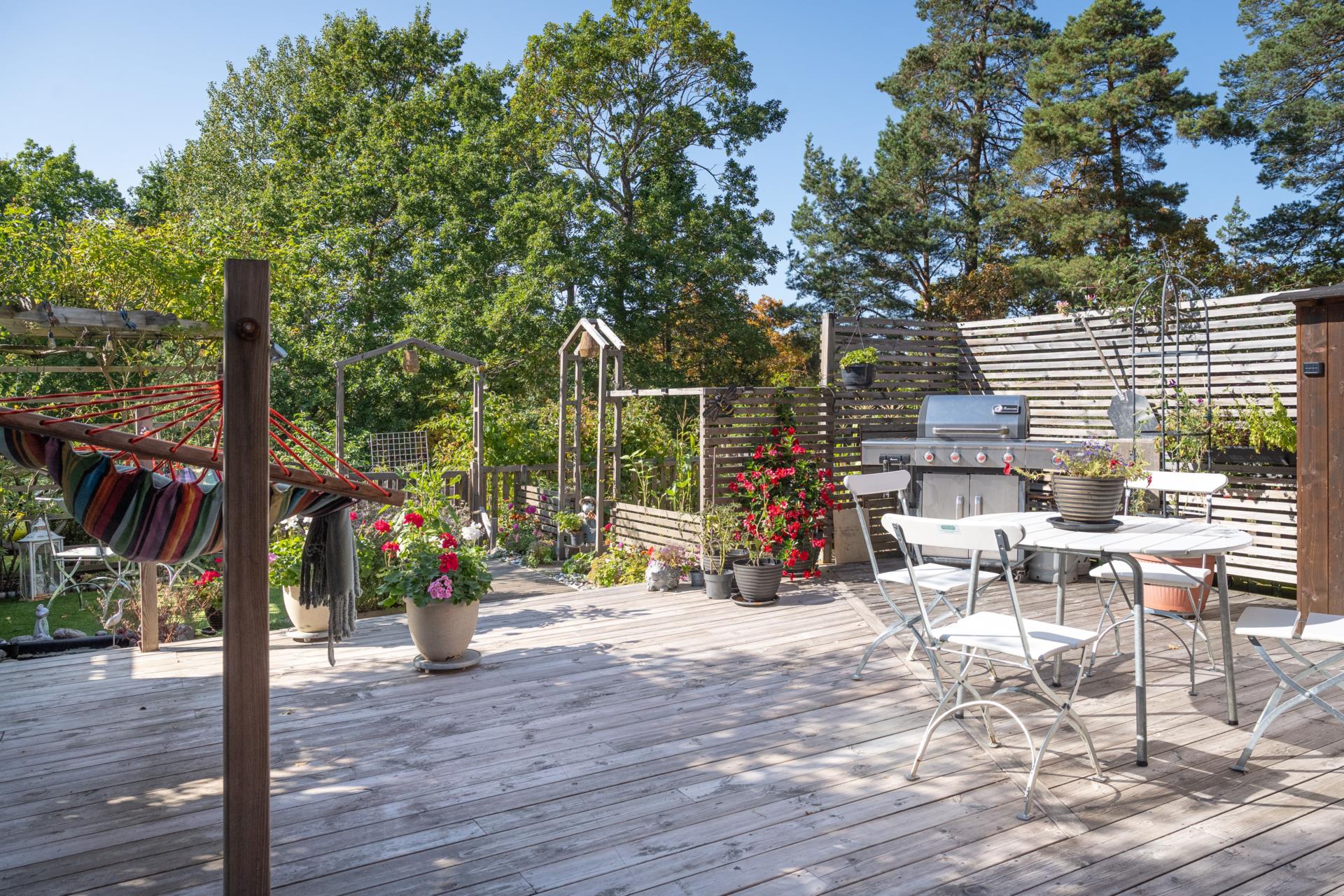 Välkommen till ett trivsamt radhus med en underbar trädgård, så fin oas på baksidan!