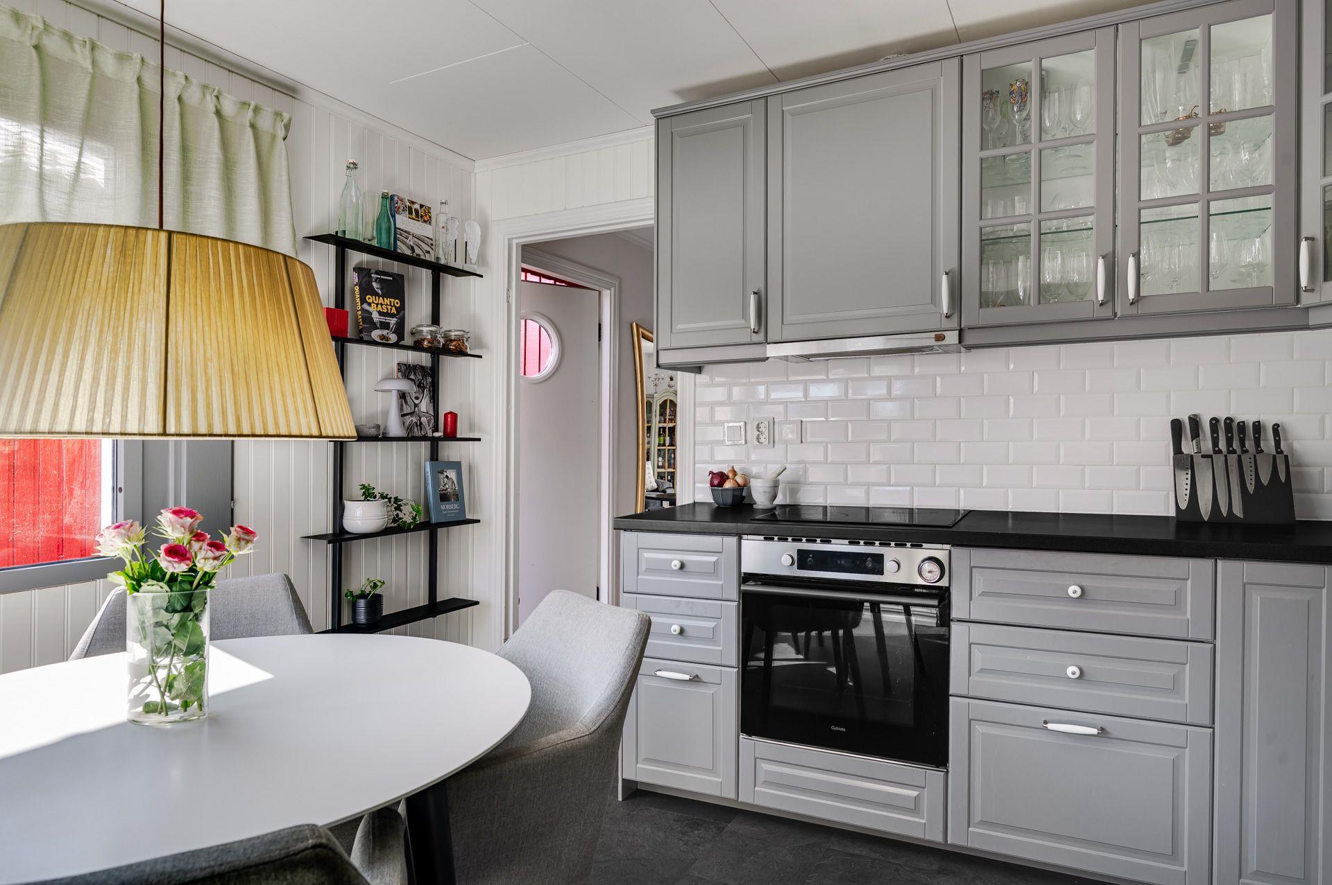 Välkommen till ett trivsamt radhus med en underbar trädgård, så fin oas på baksidan!