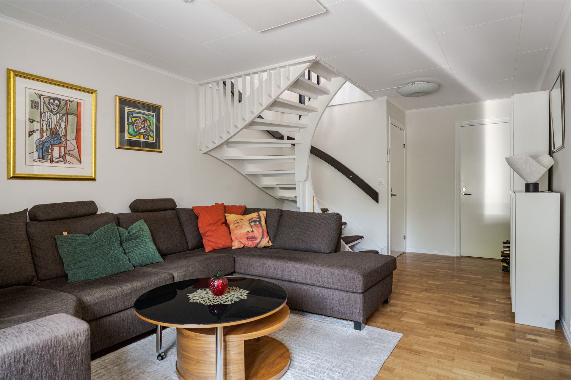 Välkommen till ett trivsamt radhus med en underbar trädgård, så fin oas på baksidan!