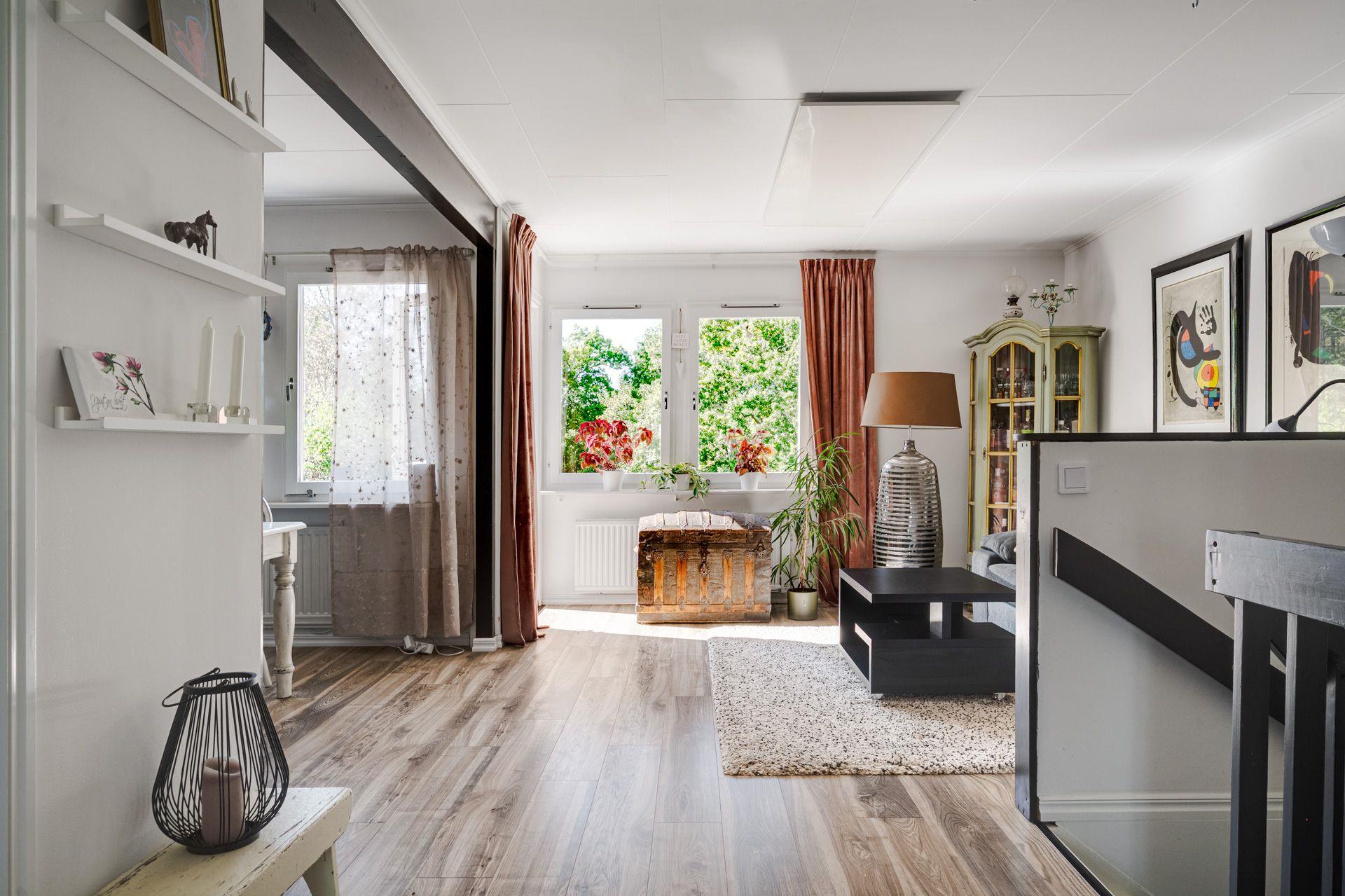 Välkommen till ett trivsamt radhus med en underbar trädgård, så fin oas på baksidan!