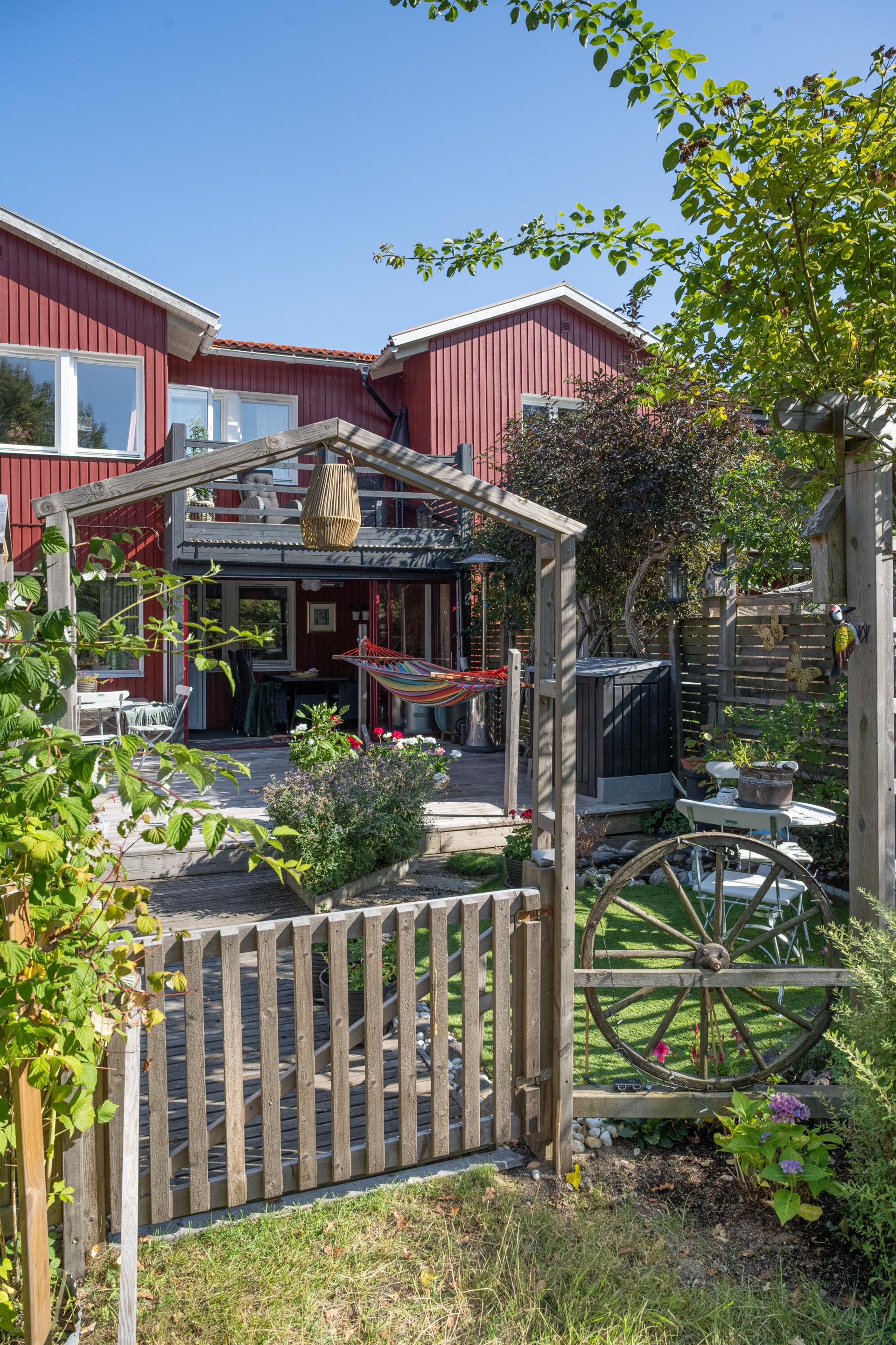 Välkommen till ett trivsamt radhus med en underbar trädgård, så fin oas på baksidan!