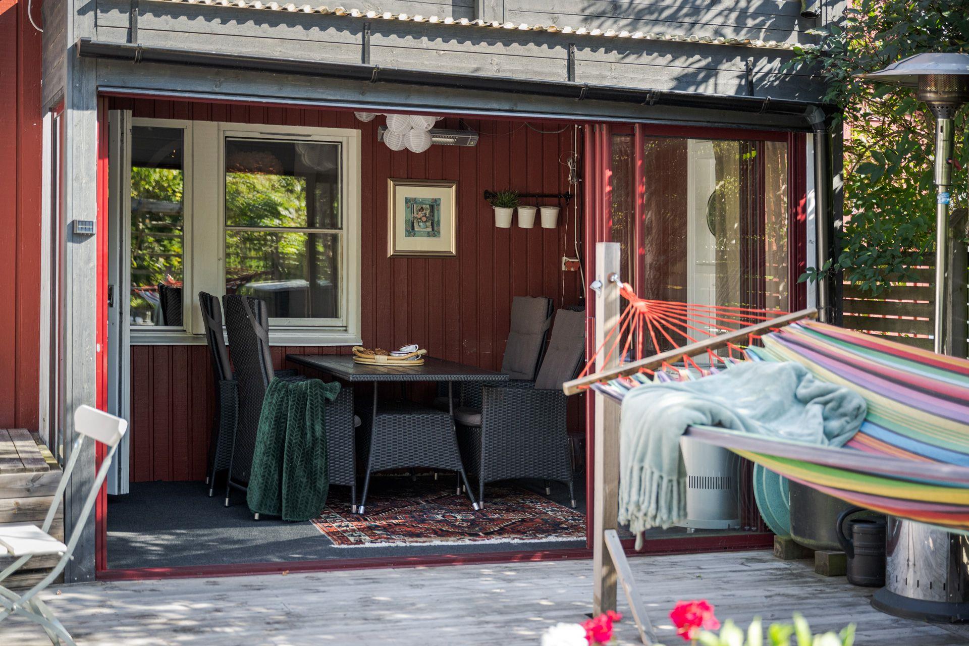 Välkommen till ett trivsamt radhus med en underbar trädgård, så fin oas på baksidan!