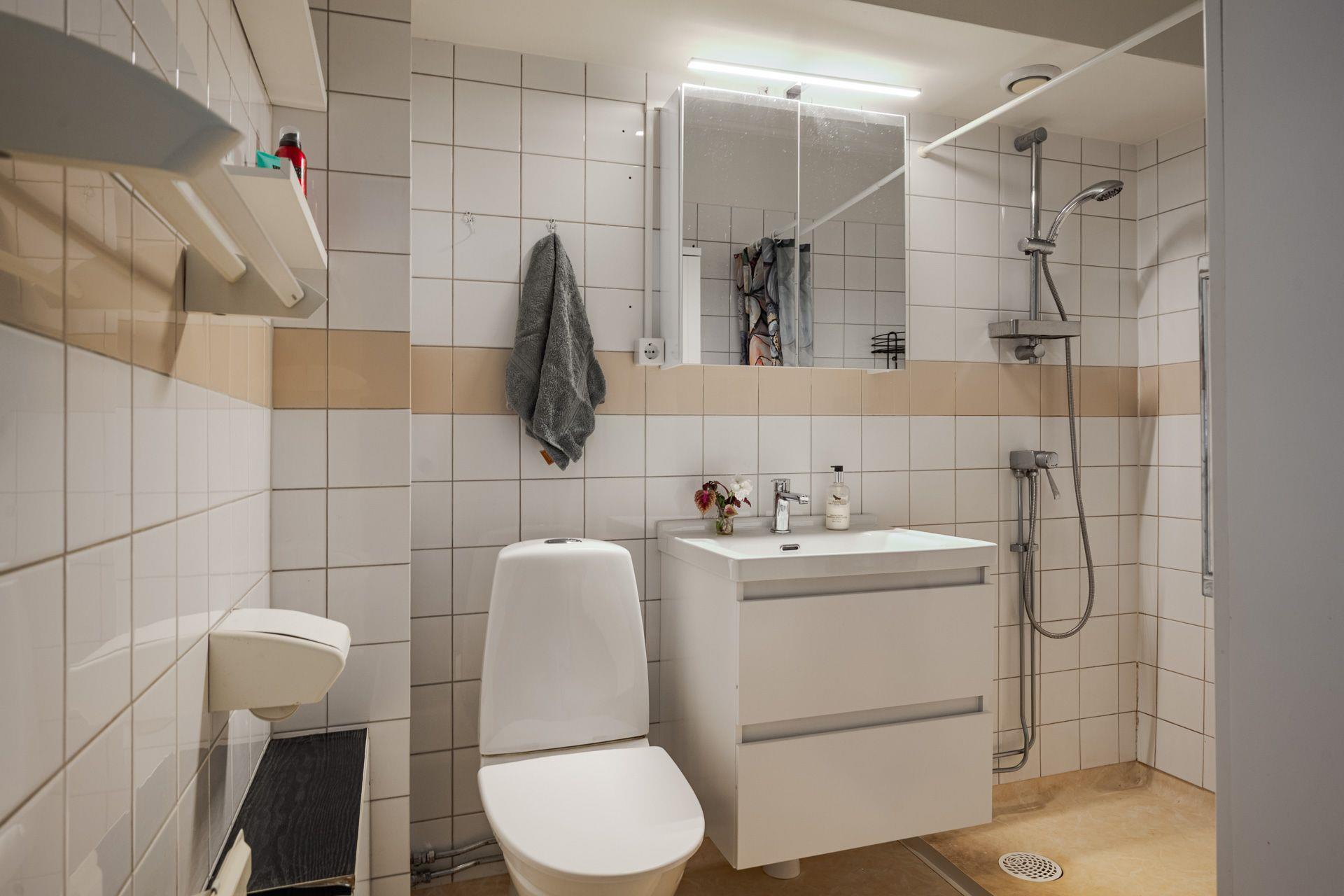 Välkommen till ett trivsamt radhus med en underbar trädgård, så fin oas på baksidan!