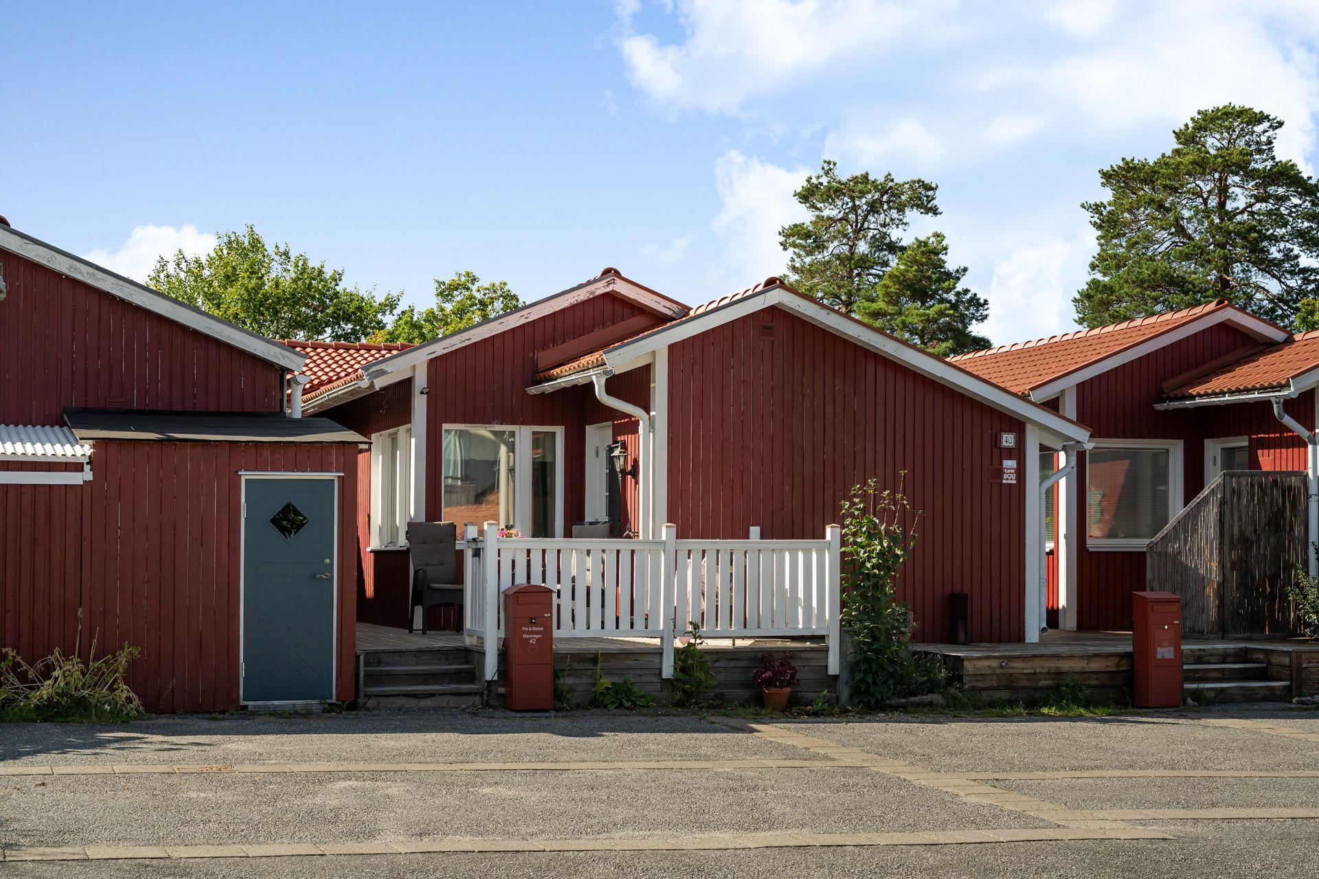 Välkommen till ett trivsamt radhus med en underbar trädgård, så fin oas på baksidan!