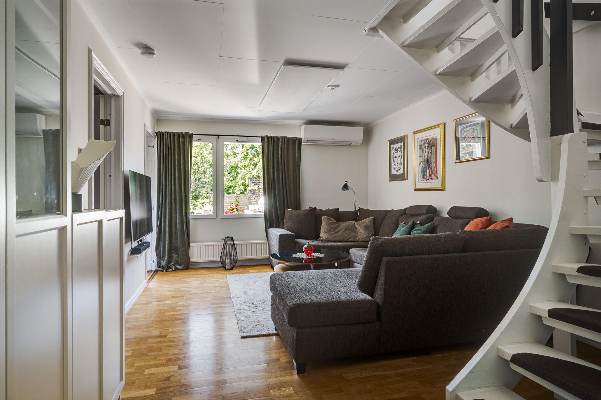 Välkommen till ett trivsamt radhus med en underbar trädgård, så fin oas på baksidan!