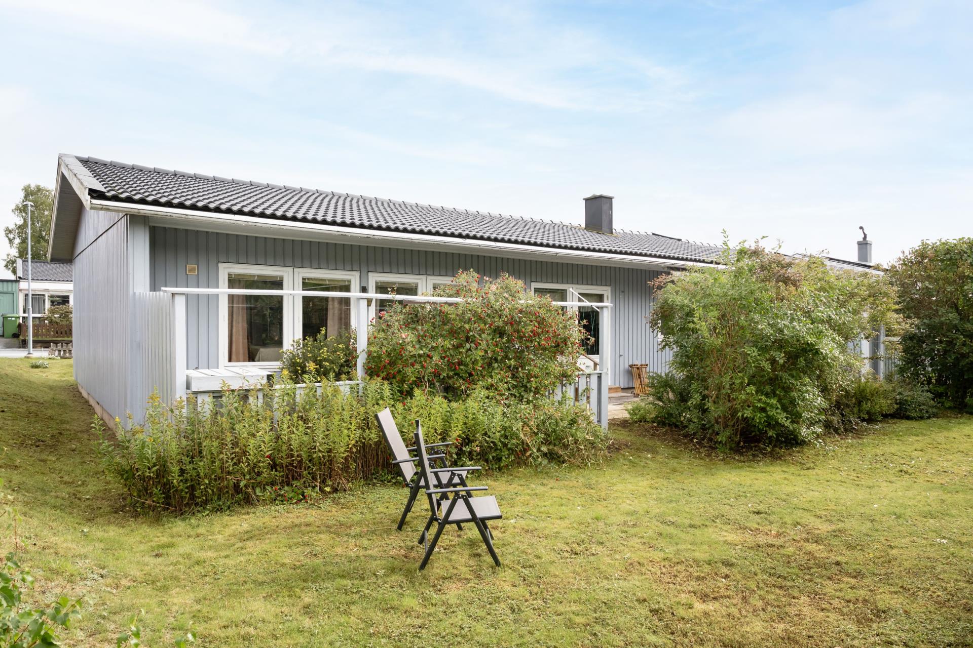1-plansvilla med garage. Fin planlösning, 2 toaletter. Tak 2020 Panna 2026. Bekvämt nära centrum. .