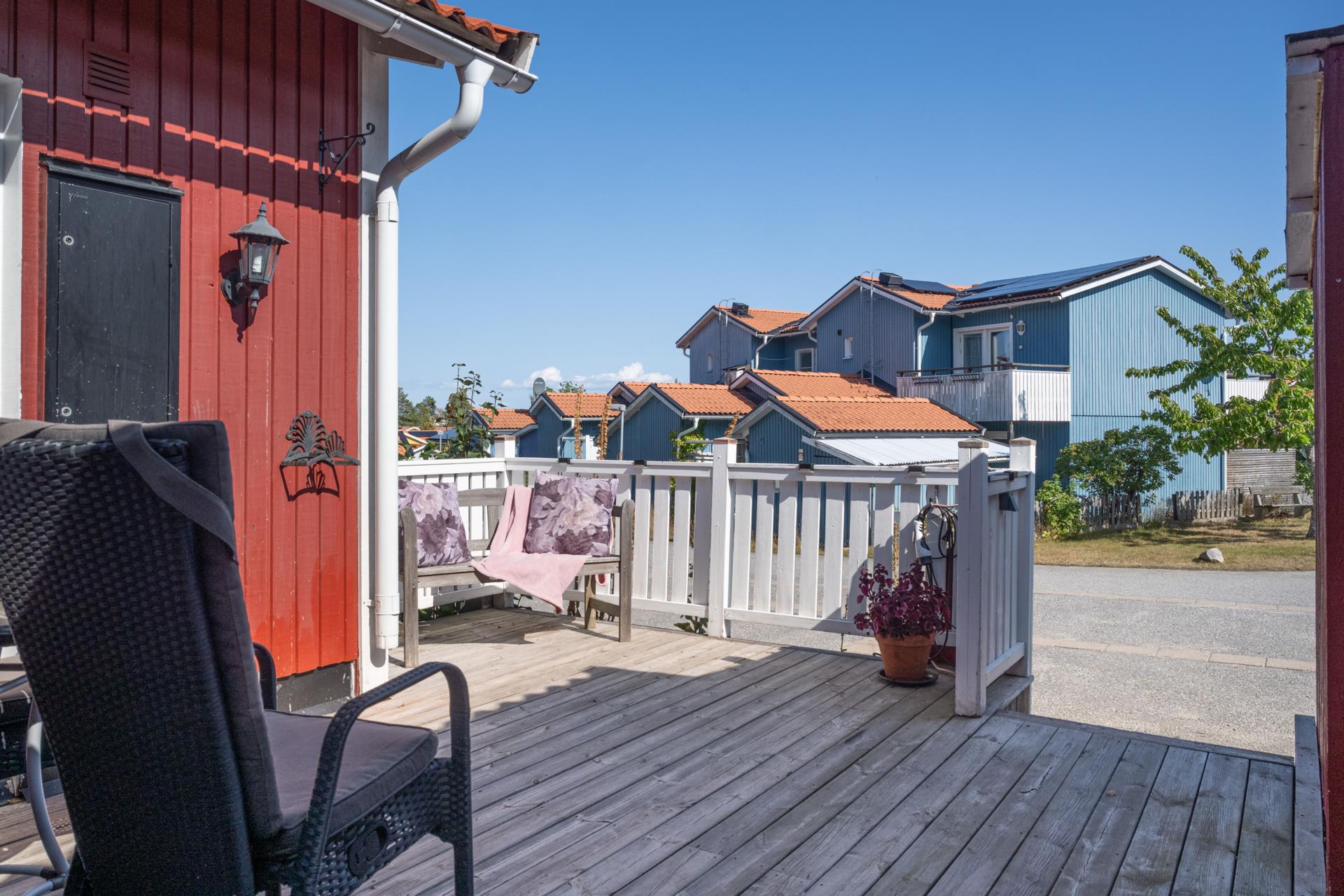 Välkommen till ett trivsamt radhus med en underbar trädgård, så fin oas på baksidan!