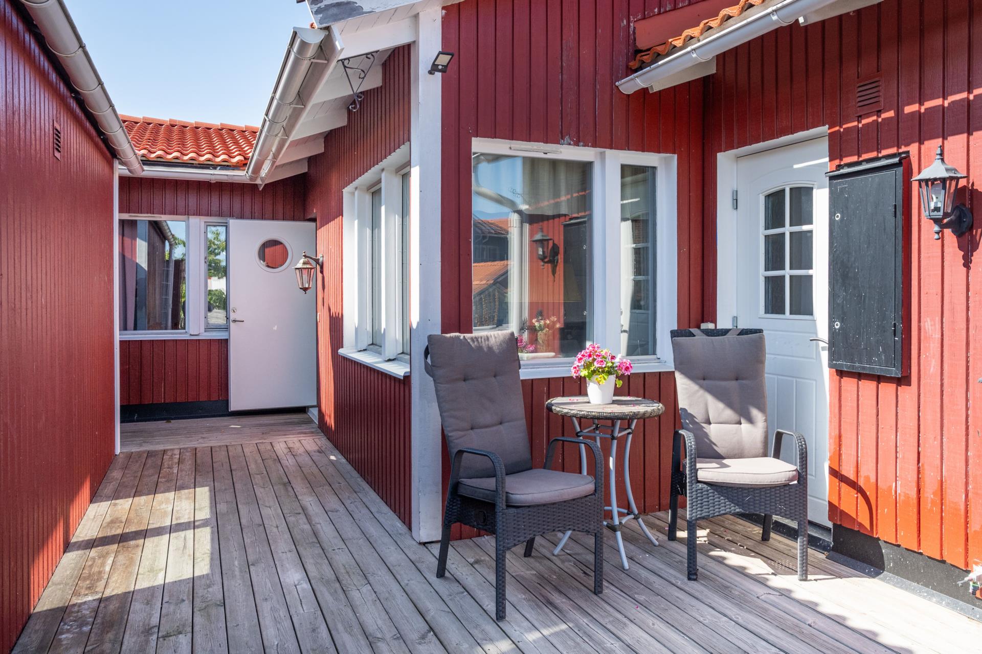 Välkommen till ett trivsamt radhus med en underbar trädgård, så fin oas på baksidan!