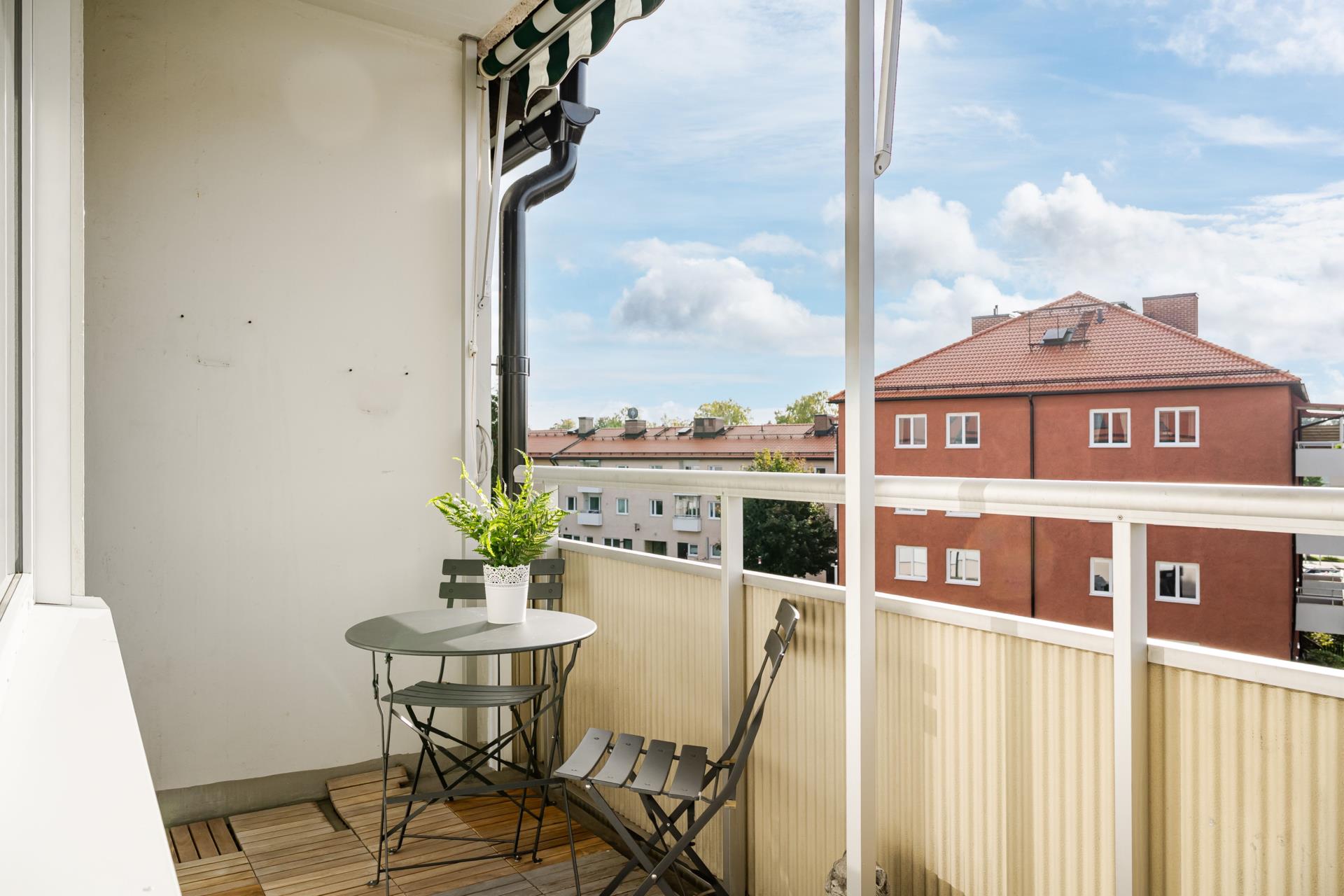 Välkomna! Högst upp i huset på Vaktbergsvägen 21B!
