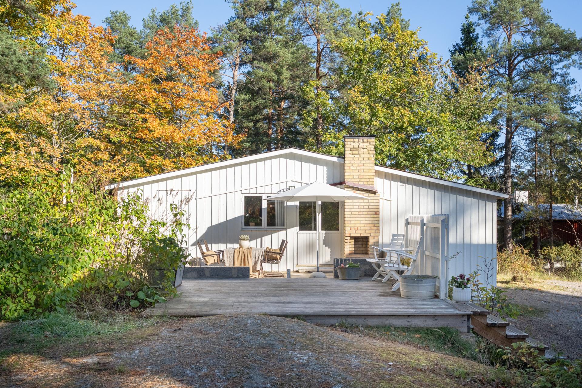 Funkisvilla! Smakfullt  renoverat! Välkommen till ett hem där det är lätt att trivas och umgås !