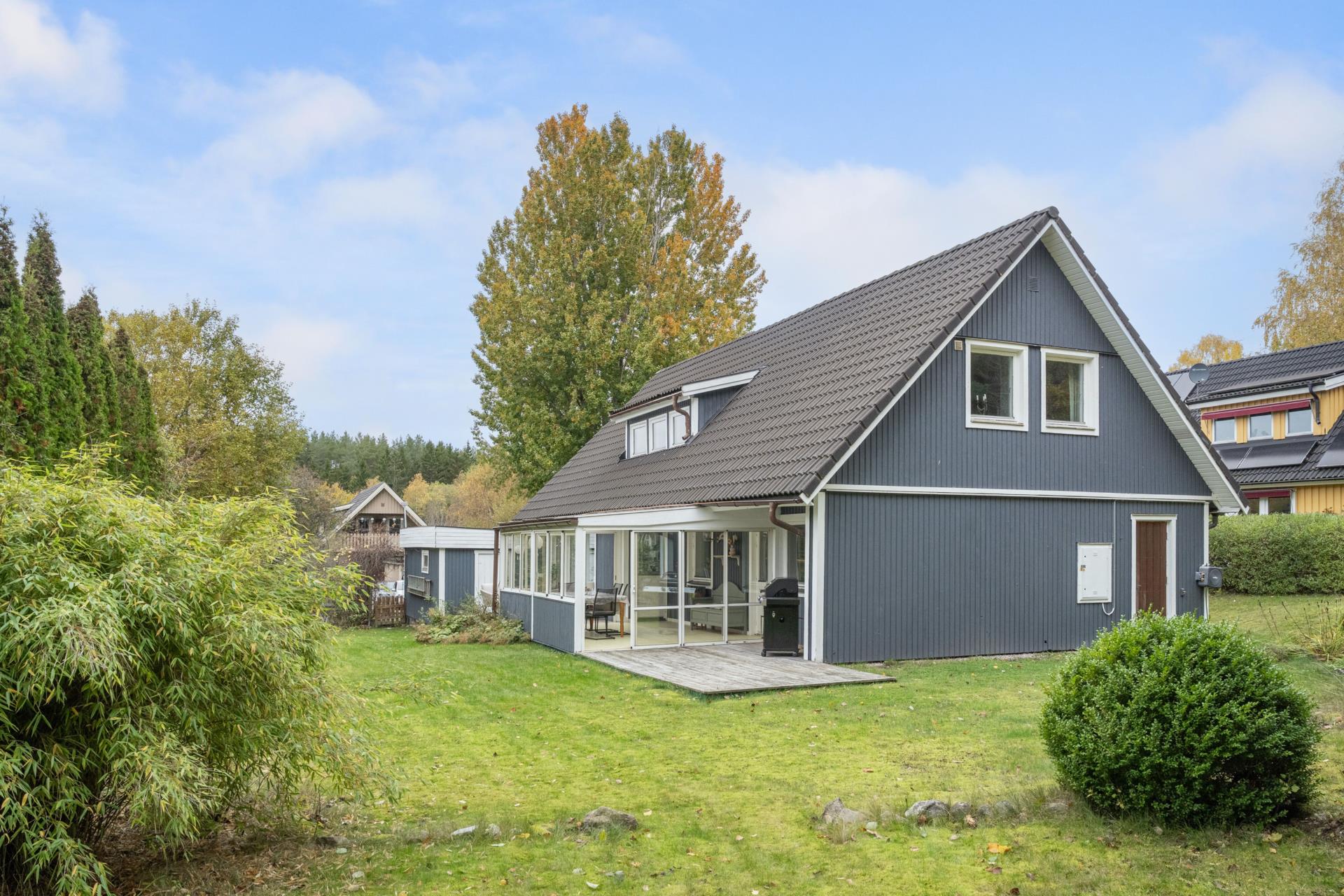 Välskött villa nära insjö! Underbart påkostat kök, 4-5 sovrum, uterum, garage. Bra läge !