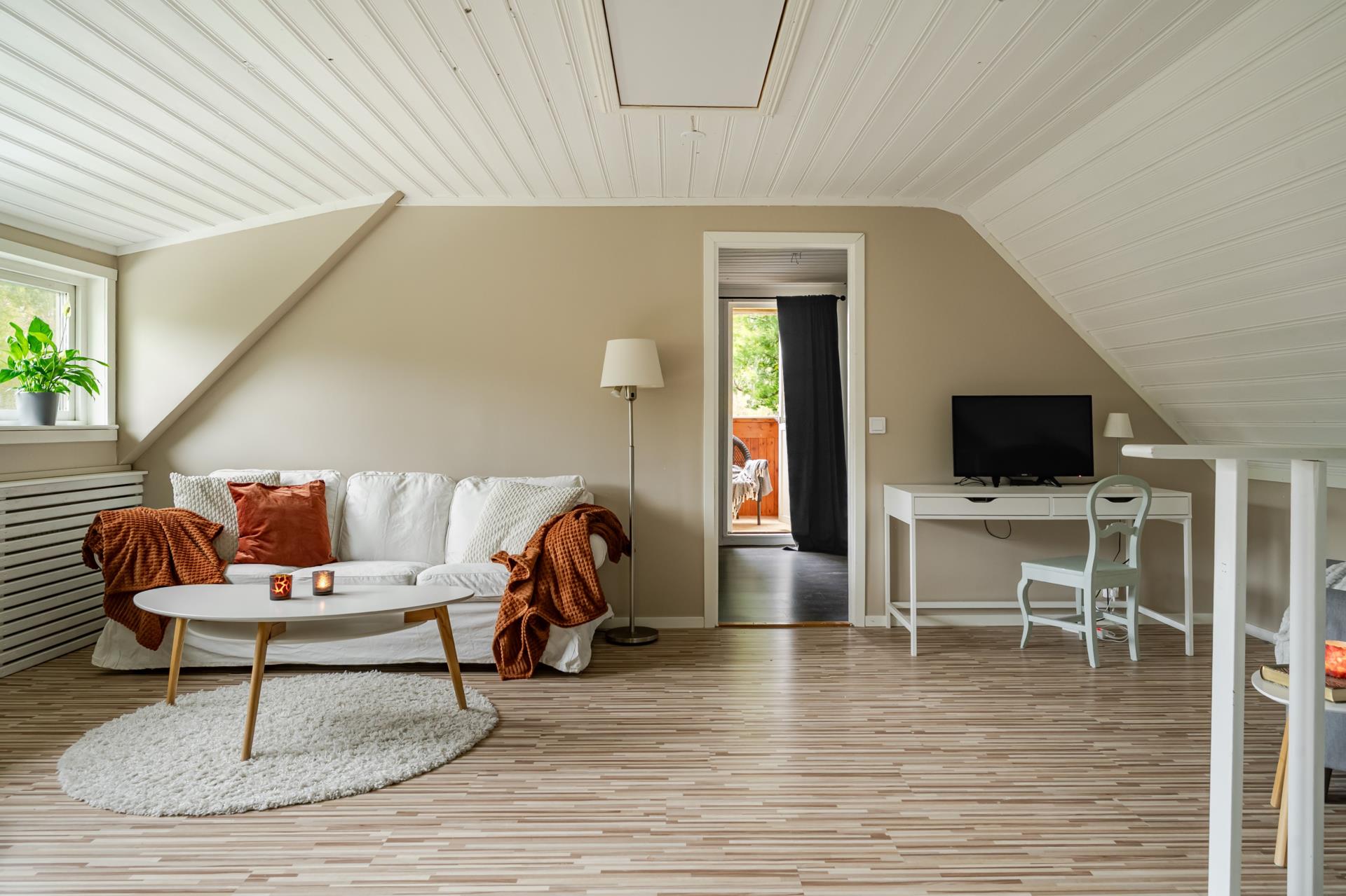 Välskött villa nära insjö! Underbart påkostat kök, 4-5 sovrum, uterum, garage. Bra läge !