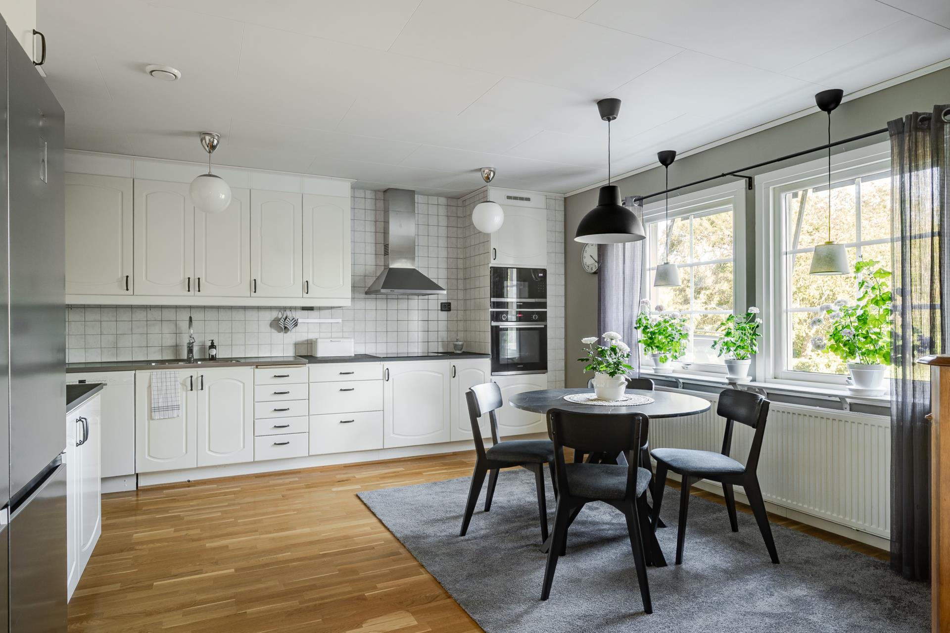 Trivsam, välskött villa nära havet. Braskamin. Stor altan. Friggebod. Fin uppvuxen trädgård.