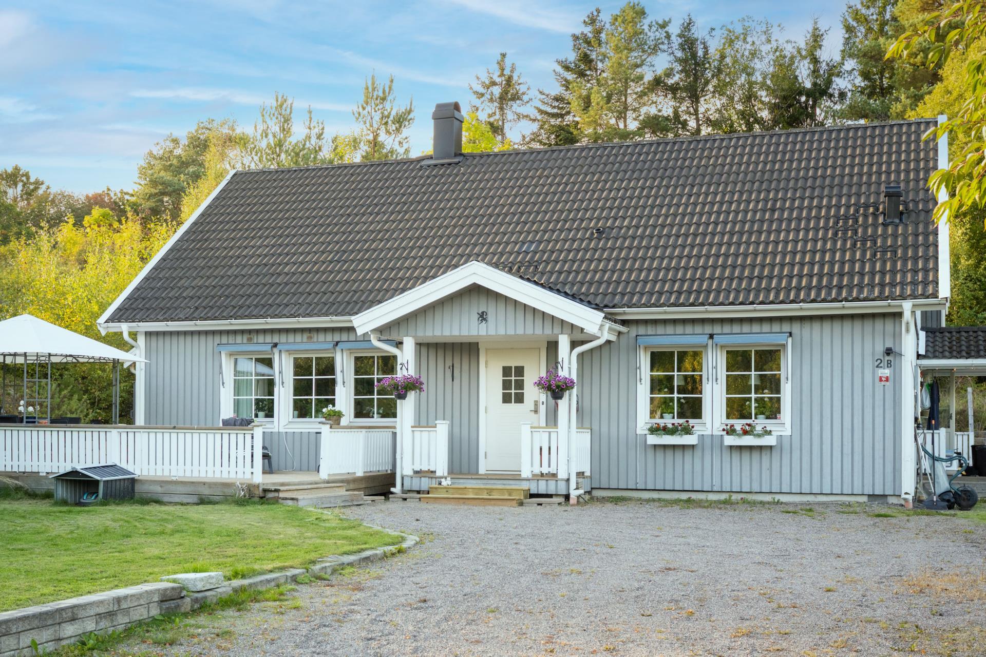 Trivsam, välskött villa nära havet. Braskamin. Stor altan. Friggebod. Fin uppvuxen trädgård.