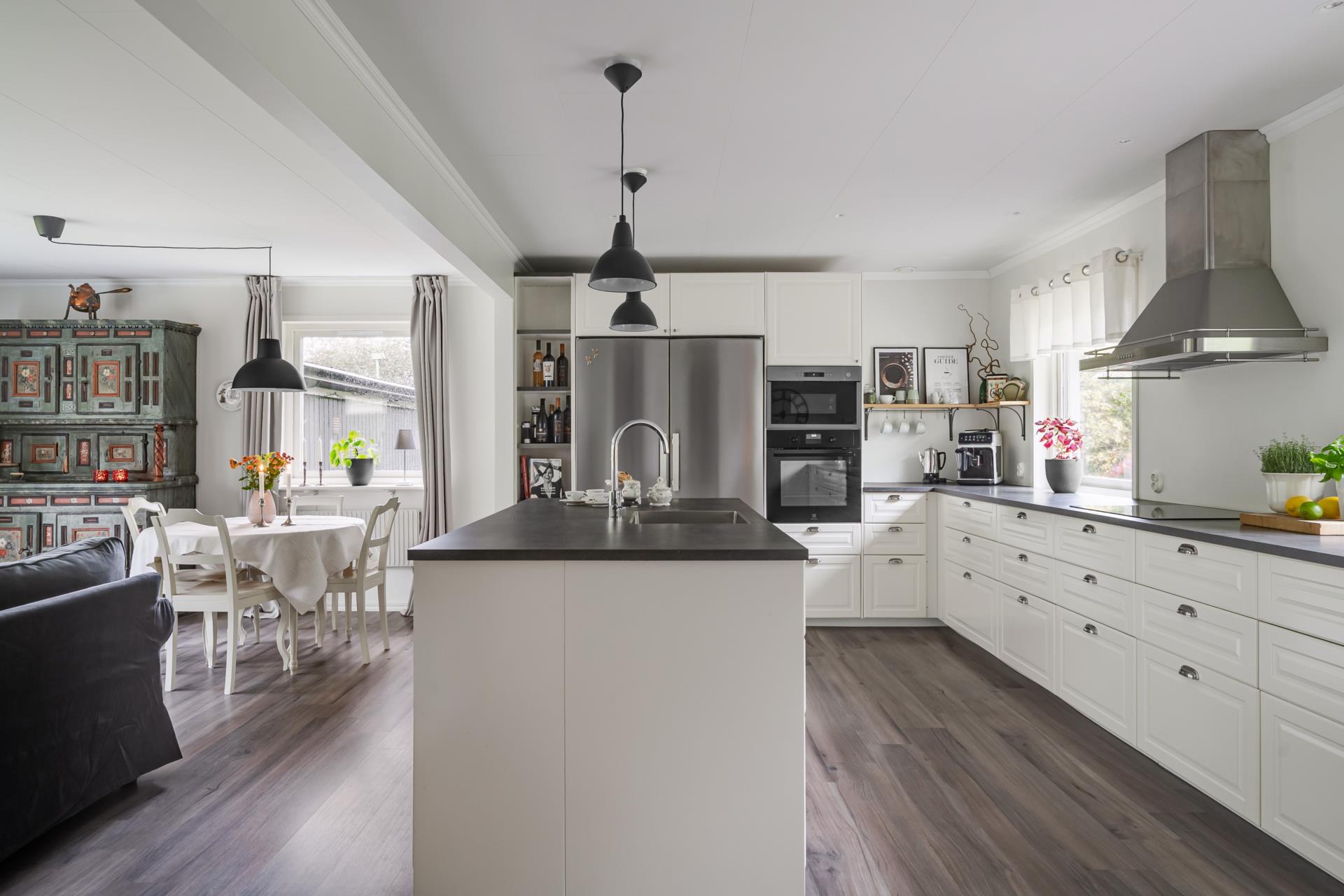 Välskött villa nära insjö! Underbart påkostat kök, 4-5 sovrum, uterum, garage. Bra läge !