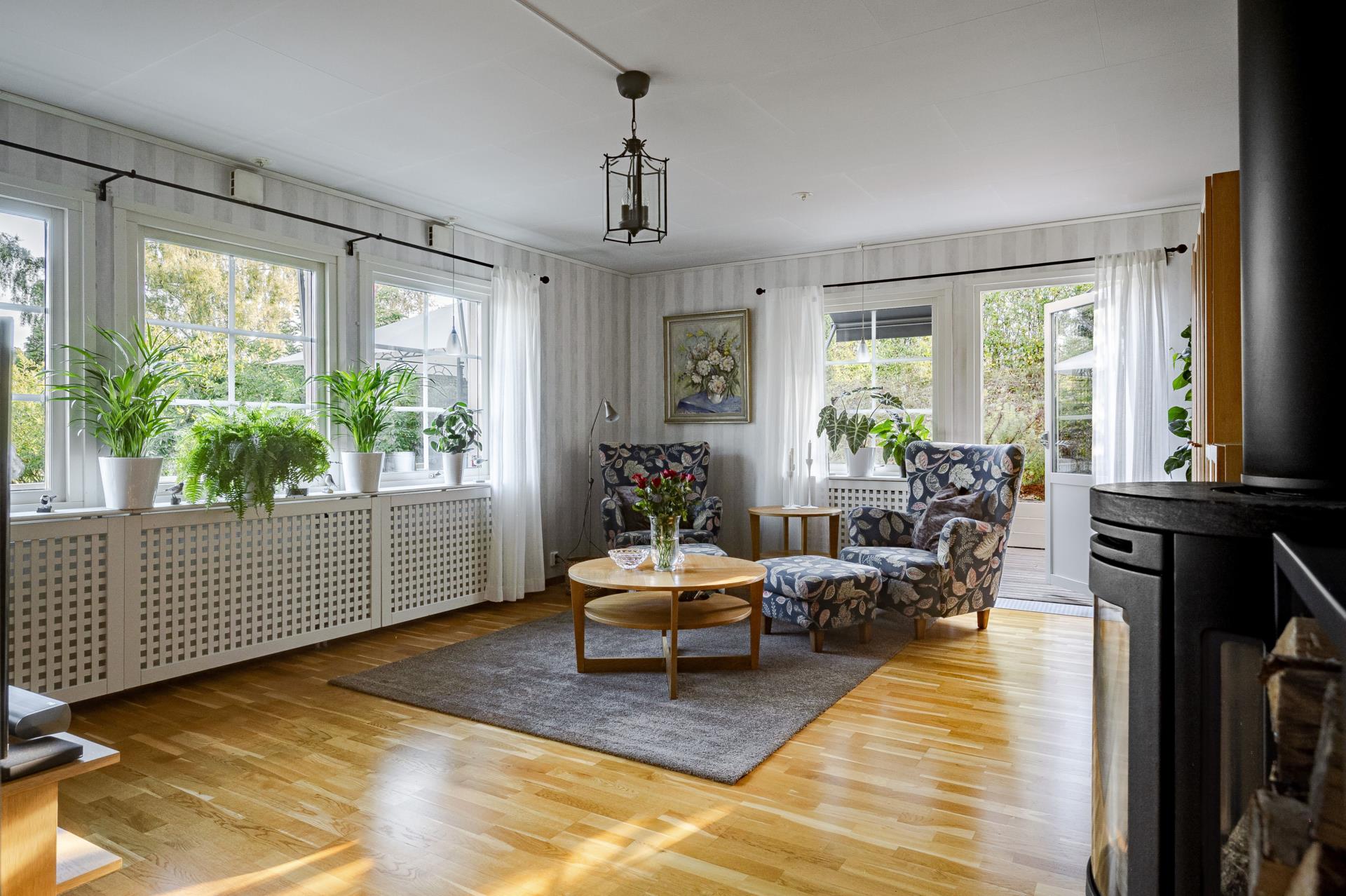 Trivsam, välskött villa nära havet. Braskamin. Stor altan. Friggebod. Fin uppvuxen trädgård.
