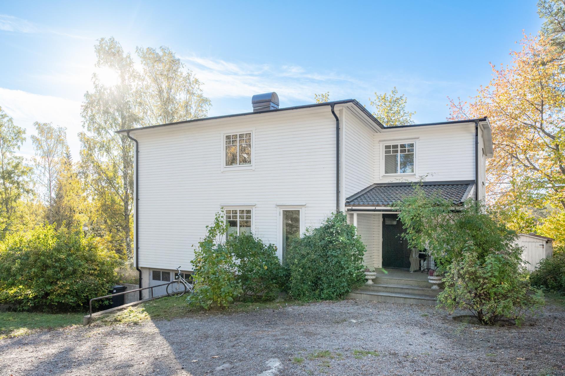 Funkisvilla! Smakfullt  renoverat! Välkommen till ett hem där det är lätt att trivas och umgås !