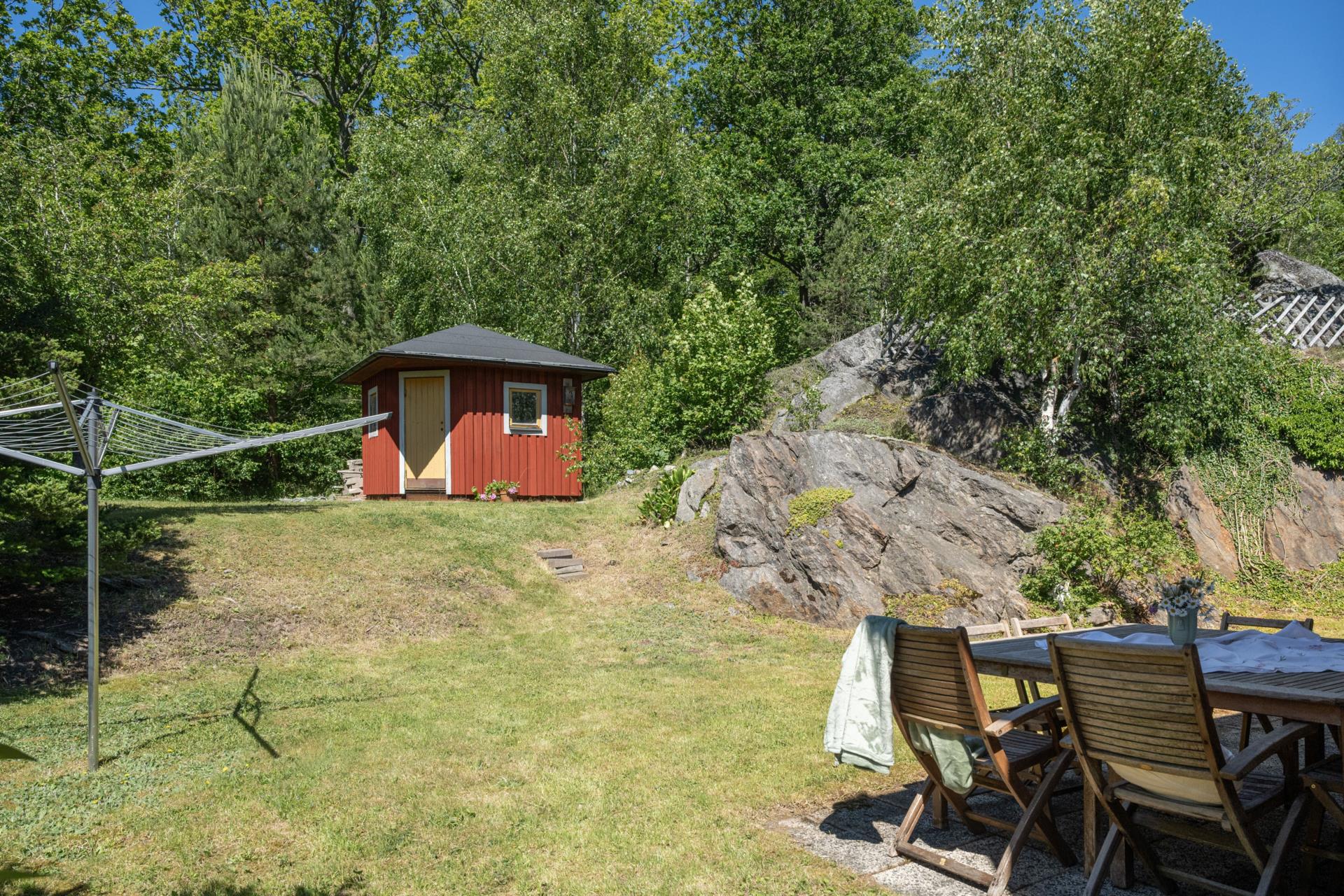 Rymlig villa i lugnt område med bra läge mot skogen! Bra planlösning. Braskamin.